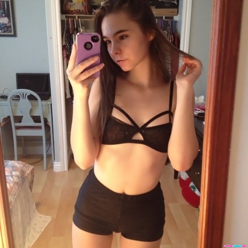 Teen Girl Julie show off her nude Body