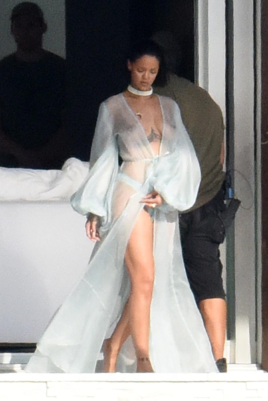 Rihanna Sexy Bikini Robe Nipple Slip Photos Leaked 1