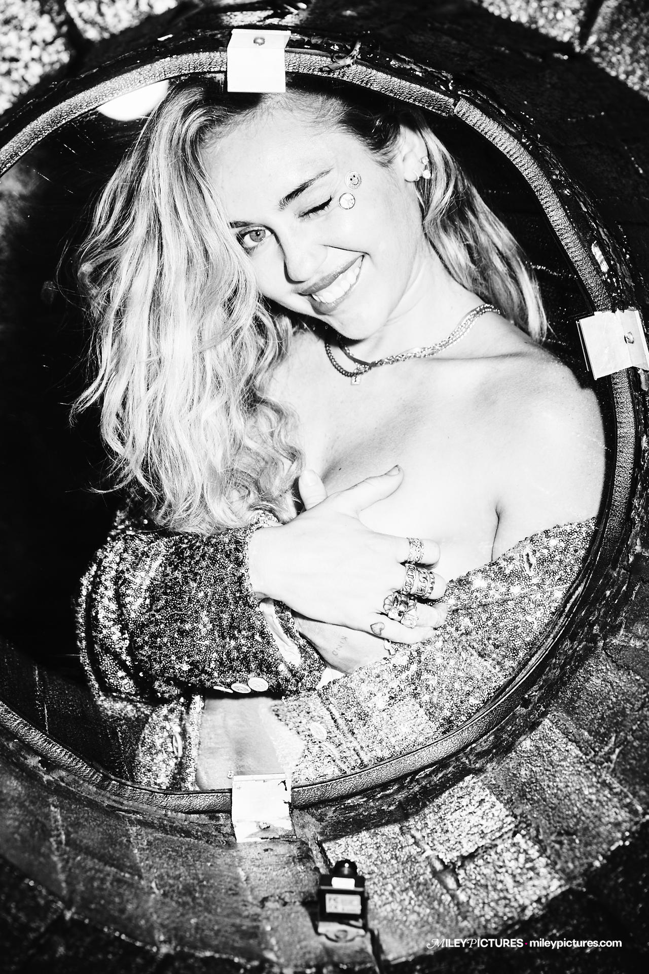 Miley Cyrus / mileycyrus Nude Porn Leaks 23